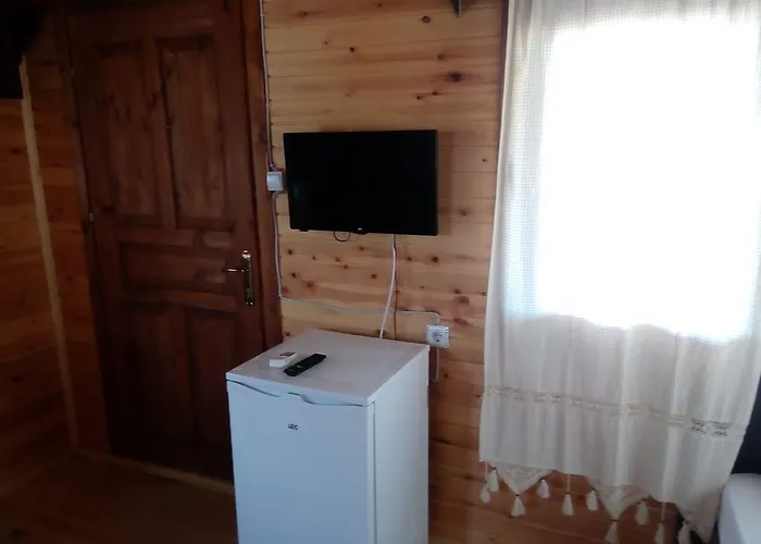 Feslegenbuku Ahsap Evler Отель Bozalan